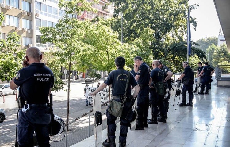 «Αλληλέγγυοι» των συλληφθέντων έξω από τα δικαστήρια Θεσσαλονίκης (φωτ.: EUROKINISSI)