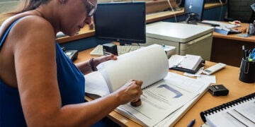 Δημόσια υπάλληλος σφραγίζει έγγραφα (φωτ.: EUROKINISSI / Αργυρώ Αναστασίου)