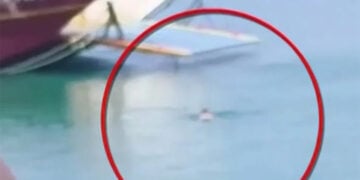 Στον κύκλο ο άνδρας που κολύμπησε για να προλάβει το πλοίο στη γραμμή Ελαφόνησος-Πούντα. Στιγμιότυπο από βίντεο που αναρτήθηκε σε μέσα κοινωνικής δικτύωσης