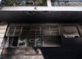 Η καμένη είσοδος της πολυκατοικίας όπου διαμένει η οικογένεια της Αφροδίτης Νέστορα, στην περιοχή της Ανάληψης (Χαριλάου) στη Θεσσαλονίκη.
Τετάρτη 1 Ιουλίου 2026 (φωτ.: ΑΠΕ-ΜΠΕ / Αχιλλέας Χήρας)