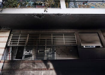 Η καμένη είσοδος της πολυκατοικίας όπου διαμένει η οικογένεια της Αφροδίτης Νέστορα, στην περιοχή της Ανάληψης (Χαριλάου) στη Θεσσαλονίκη.
Τετάρτη 1 Ιουλίου 2026 (φωτ.: ΑΠΕ-ΜΠΕ / Αχιλλέας Χήρας)