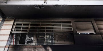 Η καμένη είσοδος της πολυκατοικίας όπου διαμένει η οικογένεια της Αφροδίτης Νέστορα, στην περιοχή της Ανάληψης (Χαριλάου) στη Θεσσαλονίκη.
Τετάρτη 1 Ιουλίου 2026 (φωτ.: ΑΠΕ-ΜΠΕ / Αχιλλέας Χήρας)