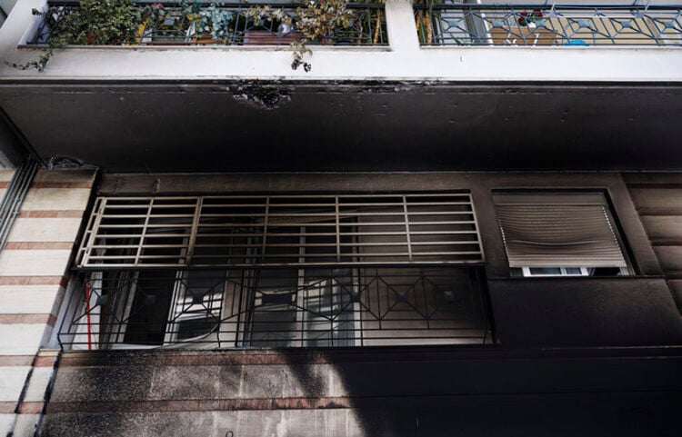 Η καμένη είσοδος της πολυκατοικίας όπου διαμένει η οικογένεια της Αφροδίτης Νέστορα, στην περιοχή της Ανάληψης (Χαριλάου) στη Θεσσαλονίκη.
Τετάρτη 1 Ιουλίου 2026 (φωτ.: ΑΠΕ-ΜΠΕ / Αχιλλέας Χήρας)