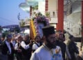 Μέλη μικρασιατικών σωματείων μεταφέρουν την εικόνα της Αγίας Παρασκευής στους δρόμους του Καστέλλου Χίου. Σάββατο 25 Ιουλίου 2026 (φωτ.: alithia.gr)