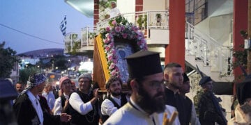 Μέλη μικρασιατικών σωματείων μεταφέρουν την εικόνα της Αγίας Παρασκευής στους δρόμους του Καστέλλου Χίου. Σάββατο 25 Ιουλίου 2026 (φωτ.: alithia.gr)