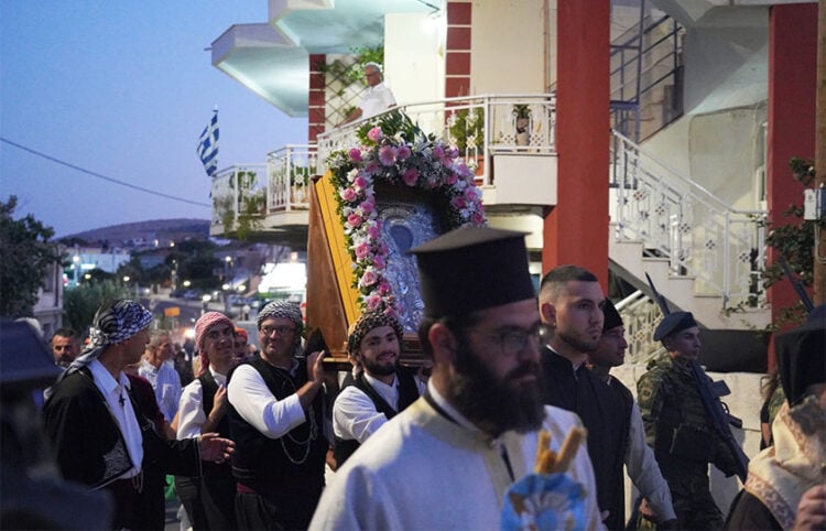 Μέλη μικρασιατικών σωματείων μεταφέρουν την εικόνα της Αγίας Παρασκευής στους δρόμους του Καστέλλου Χίου. Σάββατο 25 Ιουλίου 2026 (φωτ.: alithia.gr)