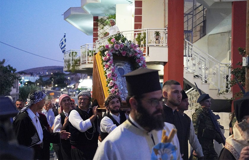 Μέλη μικρασιατικών σωματείων μεταφέρουν την εικόνα της Αγίας Παρασκευής στους δρόμους του Καστέλλου Χίου. Σάββατο 25 Ιουλίου 2026 (φωτ.: alithia.gr)