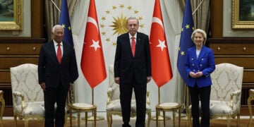 Ο Ρετζέπ Ταγίπ Ερντογάν υποδέχθηκε την Ούρσουλα φον ντερ Λάιεν και τον Αντόνιο Κόστα, στο πλαίσιο της Συνόδου Κορυφής του ΝΑΤΟ στην Άγκυρα. Τετάρτη 8 Ιουλίου 2026 (φωτ.: Προεδρία της Δημοκρατίας της Τουρκίας)