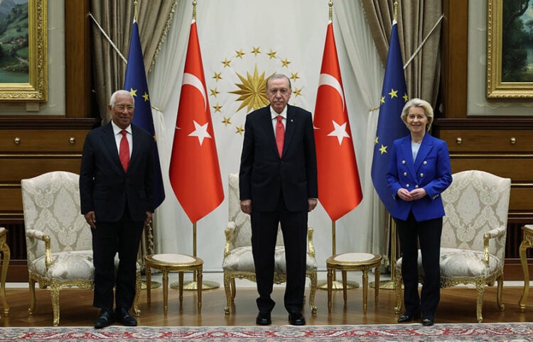Ο Ρετζέπ Ταγίπ Ερντογάν υποδέχθηκε την Ούρσουλα φον ντερ Λάιεν και τον Αντόνιο Κόστα, στο πλαίσιο της Συνόδου Κορυφής του ΝΑΤΟ στην Άγκυρα. Τετάρτη 8 Ιουλίου 2026 (φωτ.: Προεδρία της Δημοκρατίας της Τουρκίας)