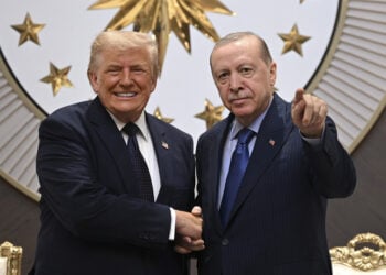 Ο Ρετζέπ Ταγίπ Ερντογάν υποδέχεται τον Ντόναλντ Τραμπ πριν από την έναρξη της Συνόδου Κορυφής του ΝΑΤΟ. 7 Ιουλίου 2026 (φωτ.: EPA / Dogukan Keskinkilic / Pool)