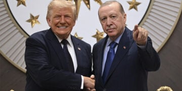 Ο Ρετζέπ Ταγίπ Ερντογάν υποδέχεται τον Ντόναλντ Τραμπ πριν από την έναρξη της Συνόδου Κορυφής του ΝΑΤΟ. 7 Ιουλίου 2026 (φωτ.: EPA / Dogukan Keskinkilic / Pool)