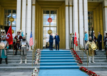Ο Ντόναλντ Τραμπ και ο Ρετζέπ Ταγίπ Ερντογάν κατά την τελετή υποδοχής στο Προεδρικό Συγκρότημα Μπεστεπέ, στην Άγκυρα, στο περιθώριο της Συνόδου Κορυφής του ΝΑΤΟ. Τρίτη 7 Ιουλίου 2027 (φωτ.: Official White House Photo / Daniel Torok) (φωτ.: Official White House Photo / Daniel Torok)