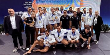 Ο Θοδωρής Βλάχος και οι... χρυσοί παίκτες του, μετά την απονομή των μεταλλίων (φωτ.: Κολυμβητική Ομοσπονδία Ελλάδας)