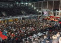 Στιγμιότυπο από παλαιότερη διοργάνωση, στην Κοζάνη. Μέλη ποντιακών σωματείων όλης της χώρας συμμετέχουν κάθε χρόνο στο Φεστιβάλ Ποντιακών Χορών, τον κορυφαίο θεσμό της Παμποντιακής Ομοσπονδίας Ελλάδος (φωτ.: ΠΟΕ)