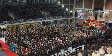 Στιγμιότυπο από παλαιότερη διοργάνωση, στην Κοζάνη. Μέλη ποντιακών σωματείων όλης της χώρας συμμετέχουν κάθε χρόνο στο Φεστιβάλ Ποντιακών Χορών, τον κορυφαίο θεσμό της Παμποντιακής Ομοσπονδίας Ελλάδος (φωτ.: ΠΟΕ)