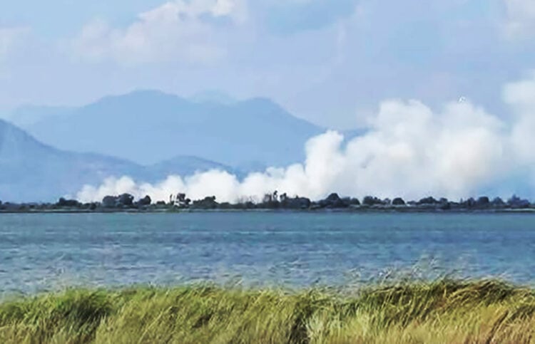 Καπνός από τη φωτιά στη Στρογγυλή Άρτας, Πέμπτη 2 Ιουλίου 2026 (φωτ.: Facebook / Fire & Weather Hellas)