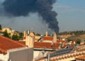 Μαύρος καπνός από τη φωτιά που ξέσπασε σε επιχείρηση στον Ασπρόπυργο, Πέμπτη 9 Ιουλίου 2026 (φωτ.: Facebook / Πυρκαγιά Ενημέρωση)