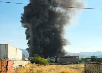 Μαύρος καπνός από τη φωτιά που ξέσπασε σε επιχείρηση στον Ασπρόπυργο, Πέμπτη 9 Ιουλίου 2026 (φωτ.: Facebook / Πυρκαγιά Ενημέρωση)