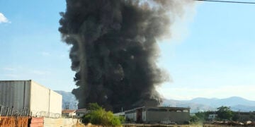 Μαύρος καπνός από τη φωτιά που ξέσπασε σε επιχείρηση στον Ασπρόπυργο, Πέμπτη 9 Ιουλίου 2026 (φωτ.: Facebook / Πυρκαγιά Ενημέρωση)