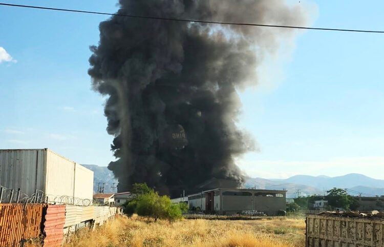 Μαύρος καπνός από τη φωτιά που ξέσπασε σε επιχείρηση στον Ασπρόπυργο, Πέμπτη 9 Ιουλίου 2026 (φωτ.: Facebook / Πυρκαγιά Ενημέρωση)