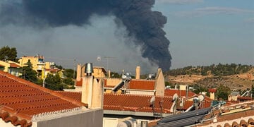 Μαύρος καπνός από τη φωτιά που ξέσπασε σε επιχείρηση στον Ασπρόπυργο, Πέμπτη 9 Ιουλίου 2026 (φωτ.: Facebook / Πυρκαγιά Ενημέρωση)