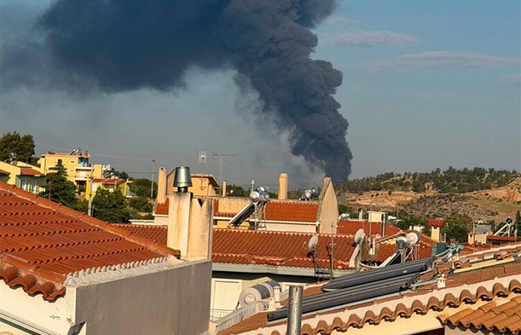 Μαύρος καπνός από τη φωτιά που ξέσπασε σε επιχείρηση στον Ασπρόπυργο, Πέμπτη 9 Ιουλίου 2026 (φωτ.: Facebook / Πυρκαγιά Ενημέρωση)