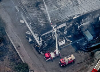 Πυροσβέστες επιχειρούν στην καμένη μονάδα ανακύκλωσης σκραπ και εμπορίας ανταλλακτικών αυτοκινήτων στον Ασπρόπυργο. Πέμπτη 9 Ιουλίου 2026 (φωτ.: EUROKINISSI)