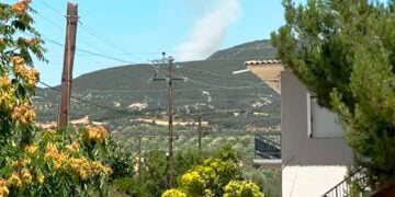 Καπνός από τη φωτιά στο Καλλίδρομο Φθιώτιδας, Κυριακή 26 Ιουλίου 2026 (φωτ.: Facebook / Πυρκαγιά Ενημέρωση / Nikos Saliagas)