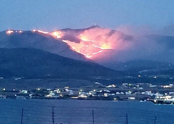 Η φωτιά στην Πάρο,  Τρίτη 28 Ιουλίου 2026 (φωτ.:  Facebook / Πυρκαγιά Ενημέρωση / Gina Paros)