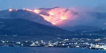 Η φωτιά στην Πάρο,  Τρίτη 28 Ιουλίου 2026 (φωτ.:  Facebook / Πυρκαγιά Ενημέρωση / Gina Paros)