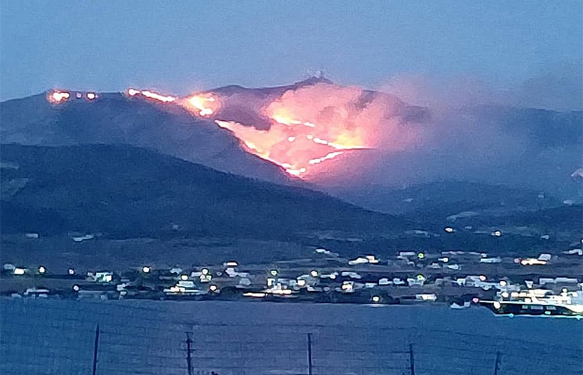 Η φωτιά στην Πάρο,  Τρίτη 28 Ιουλίου 2026 (φωτ.:  Facebook / Πυρκαγιά Ενημέρωση / Gina Paros)