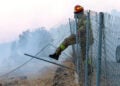Πυροσβέστης επιχειρεί στην Κρύα Βρύση Ρεθύμνου Κρήτης, Τετάρτη 29 Ιουλίου 2026 (φωτ.: ΑΠΕ-ΜΠΕ / Νίκος Χαλκιαδάκης)