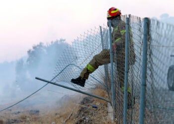 Πυροσβέστης επιχειρεί στην Κρύα Βρύση Ρεθύμνου Κρήτης, Τετάρτη 29 Ιουλίου 2026 (φωτ.: ΑΠΕ-ΜΠΕ / Νίκος Χαλκιαδάκης)