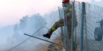 Πυροσβέστης επιχειρεί στην Κρύα Βρύση Ρεθύμνου Κρήτης, Τετάρτη 29 Ιουλίου 2026 (φωτ.: ΑΠΕ-ΜΠΕ / Νίκος Χαλκιαδάκης)