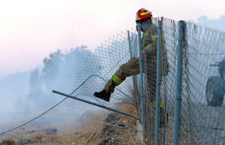 Πυροσβέστης επιχειρεί στην Κρύα Βρύση Ρεθύμνου Κρήτης, Τετάρτη 29 Ιουλίου 2026 (φωτ.: ΑΠΕ-ΜΠΕ / Νίκος Χαλκιαδάκης)