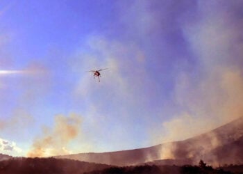 Φωτιά καίει δασική έκταση στην Αγία Ελένη Τροιζηνίας, Δευτέρα 6 Ιουλίου 2026 (φωτ.: ΑΠΕ-ΜΠΕ / Ευάγγελος Μπουγιώτης)
