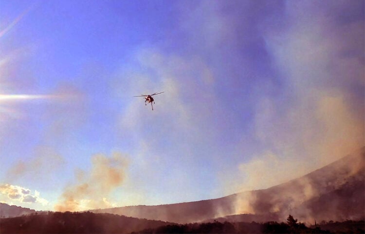 Φωτιά καίει δασική έκταση στην Αγία Ελένη Τροιζηνίας, Δευτέρα 6 Ιουλίου 2026 (φωτ.: ΑΠΕ-ΜΠΕ / Ευάγγελος Μπουγιώτης)