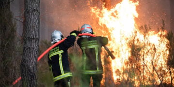 Γάλλοι πυροσβέστες επιχειρούν στο πύρινο μέτωπο στην περιοχή Σεστά-Πιεροτόν, στη νοτιοδυτική Γαλλία. Κυριακή 26 Ιουλίου 2026 (φωτ.: EPA / Sophie Garcia)