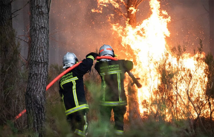 Γάλλοι πυροσβέστες επιχειρούν στο πύρινο μέτωπο στην περιοχή Σεστά-Πιεροτόν, στη νοτιοδυτική Γαλλία. Κυριακή 26 Ιουλίου 2026 (φωτ.: EPA / Sophie Garcia)