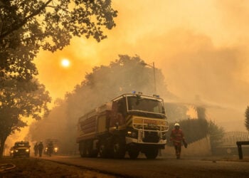 Απόκοσμη εικόνα από τη φωτιά στη Γαλλία (φωτ.: EPA / SDIS33 / Damien Rembert)