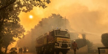 Απόκοσμη εικόνα από τη φωτιά στη Γαλλία (φωτ.: EPA / SDIS33 / Damien Rembert)