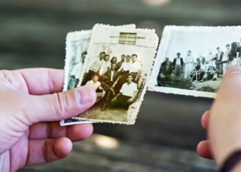 Στιγμιότυπο από το βιντεοκλίπ για το τραγούδι «Γουρπάνι σ', τουλουμόπο μ'» του Γιάννη Γκόσιου (πηγή: YouTube / 
Gkosios Official)