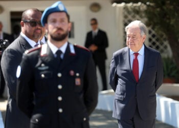 Ο Αντόνιο Γκουτέρες προσέρχεται στη Νεκρή Ζώνη της Λευκωσίας για τη συνάντηση με τον Νίκο Χριστοδουλίδη και τον Τουφάν Έρχιουρμαν. Τετάρτη 29 Ιουλίου 2026 (φωτ.: EPA / George Christophorou)