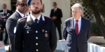 Ο Αντόνιο Γκουτέρες προσέρχεται στη Νεκρή Ζώνη της Λευκωσίας για τη συνάντηση με τον Νίκο Χριστοδουλίδη και τον Τουφάν Έρχιουρμαν. Τετάρτη 29 Ιουλίου 2026 (φωτ.: EPA / George Christophorou)