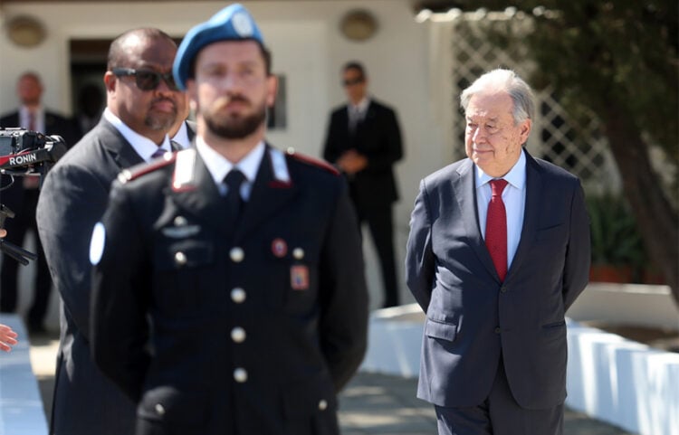Ο Αντόνιο Γκουτέρες προσέρχεται στη Νεκρή Ζώνη της Λευκωσίας για τη συνάντηση με τον Νίκο Χριστοδουλίδη και τον Τουφάν Έρχιουρμαν. Τετάρτη 29 Ιουλίου 2026 (φωτ.: EPA / George Christophorou)