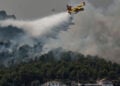 Πυροσβεστικό αεροσκάφος πραγματοποιεί ρίψη νερού στο Μπετσί του Καστεγιόν, στην Ισπανία. Κυριακή 26 Ιουλίου 2026 (φωτ.: EPA / Manuel Bruque)