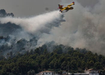 Πυροσβεστικό αεροσκάφος πραγματοποιεί ρίψη νερού στο Μπετσί του Καστεγιόν, στην Ισπανία. Κυριακή 26 Ιουλίου 2026 (φωτ.: EPA / Manuel Bruque)