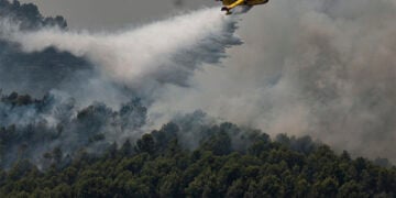 Πυροσβεστικό αεροσκάφος πραγματοποιεί ρίψη νερού στο Μπετσί του Καστεγιόν, στην Ισπανία. Κυριακή 26 Ιουλίου 2026 (φωτ.: EPA / Manuel Bruque)
