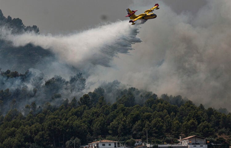 Πυροσβεστικό αεροσκάφος πραγματοποιεί ρίψη νερού στο Μπετσί του Καστεγιόν, στην Ισπανία. Κυριακή 26 Ιουλίου 2026 (φωτ.: EPA / Manuel Bruque)