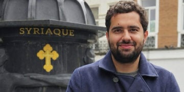 Ο Ζαν-Λουί Ανφ μπροστά από το μνημείο που βρίσκεται στις Βρυξέλλες, στο Έτερμπεεκ, και είναι αφιερωμένο στη Γενοκτονία των Ασσυρίων (πηγή: Les Engagés)
